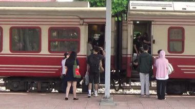 Tren yoldan geçiyor.