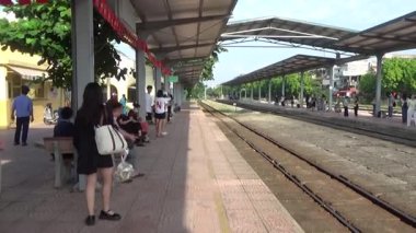 Tren yoldan geçiyor.