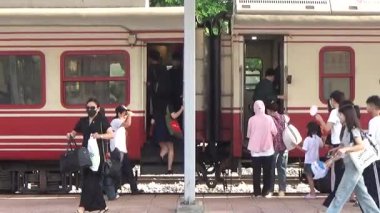 Tren yoldan geçiyor.