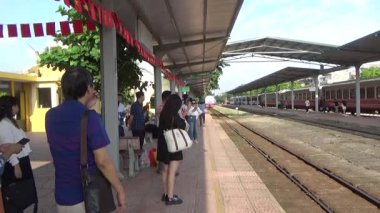 Tren yoldan geçiyor.