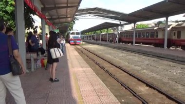 Tren yoldan geçiyor.