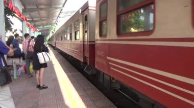 Tren yoldan geçiyor.