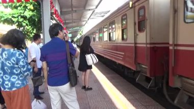 Tren yoldan geçiyor.