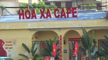 Tren yoldan geçiyor.