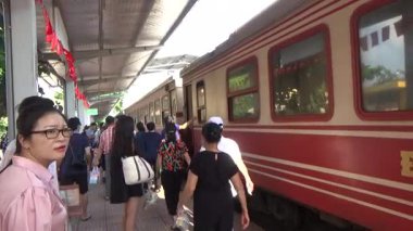 Tren yoldan geçiyor.