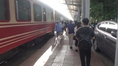 Tren yoldan geçiyor.