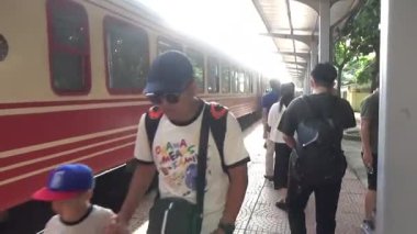 Tren yoldan geçiyor.