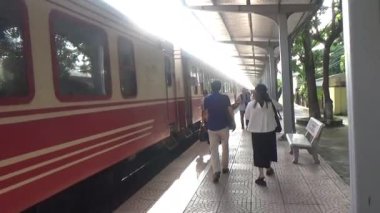 Tren yoldan geçiyor.