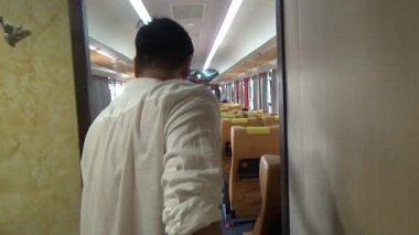 tren rayları üzerinde çalışan