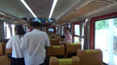 tren rayları üzerinde çalışan