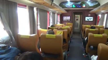 tren rayları üzerinde çalışan
