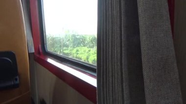 tren rayları üzerinde çalışan