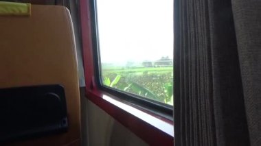 tren rayları üzerinde çalışan