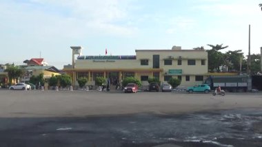 tren rayları üzerinde çalışan