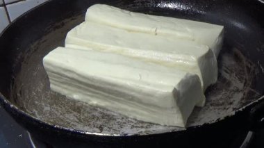 Tofuyu kes ve yağda kızart.