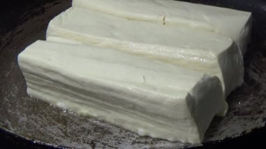 Tofuyu kes ve yağda kızart.