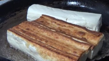 Tofuyu kes ve yağda kızart.