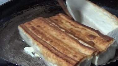 Tofuyu kes ve yağda kızart.