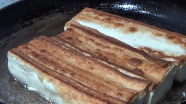 Tofuyu kes ve yağda kızart.