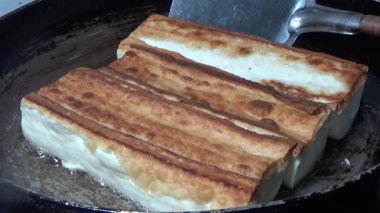 Tofuyu kes ve yağda kızart.