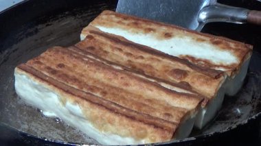 Tofuyu kes ve yağda kızart.