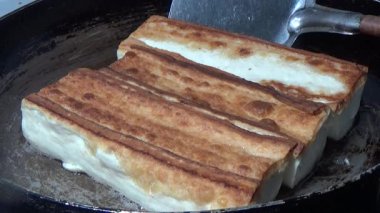 Tofuyu kes ve yağda kızart.