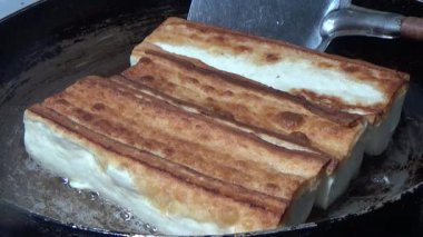 Tofuyu kes ve yağda kızart.