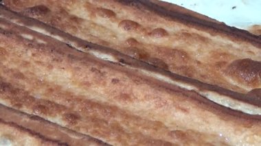 Tofuyu kes ve yağda kızart.