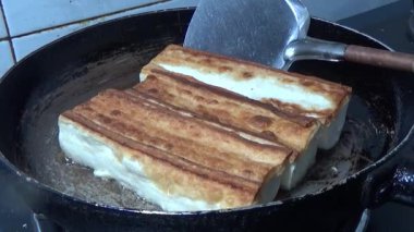 Tofuyu kes ve yağda kızart.