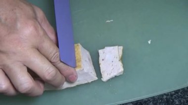 Vietnam jambonu dilimle ve bir tabak hazırla.