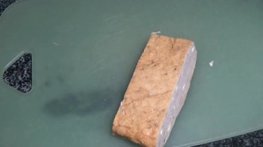 Vietnam jambonu dilimle ve bir tabak hazırla.