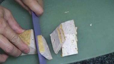 Vietnam jambonu dilimle ve bir tabak hazırla.