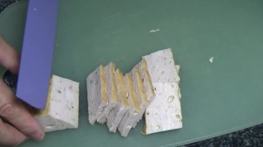 Vietnam jambonu dilimle ve bir tabak hazırla.