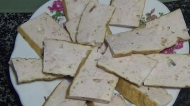 Vietnam jambonu dilimle ve bir tabak hazırla.