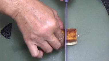 Vietnam jambonu dilimle ve bir tabak hazırla.