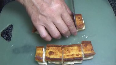 Vietnam jambonu dilimle ve bir tabak hazırla.