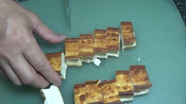 Vietnam jambonu dilimle ve bir tabak hazırla.