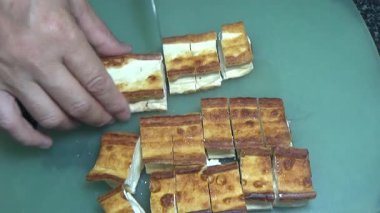 Vietnam jambonu dilimle ve bir tabak hazırla.