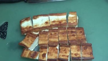 Vietnam jambonu dilimle ve bir tabak hazırla.