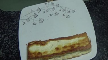 Vietnam jambonu dilimle ve bir tabak hazırla.