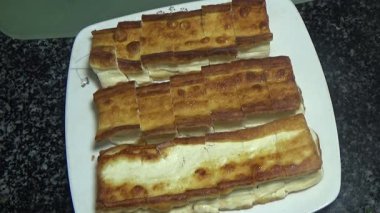 Vietnam jambonu dilimle ve bir tabak hazırla.