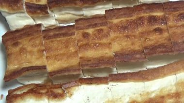 Vietnam jambonu dilimle ve bir tabak hazırla.