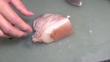 Vietnam jambonu dilimle ve bir tabak hazırla.