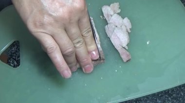 Vietnam jambonu dilimle ve bir tabak hazırla.