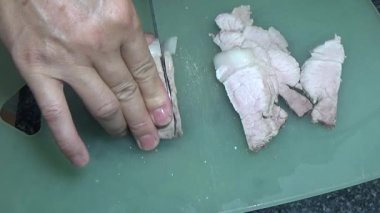 Vietnam jambonu dilimle ve bir tabak hazırla.