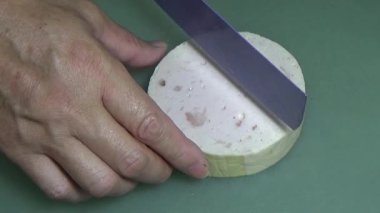 Vietnam jambonu dilimle ve bir tabak hazırla.