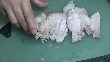 Vietnam jambonu dilimle ve bir tabak hazırla.