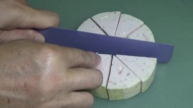 Vietnam jambonu dilimle ve bir tabak hazırla.