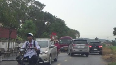 10 Eylül 2025. Chuvanan, Chi Linh, Hai Phong, Vietnam. Öğrenciler bisiklet ve otobüslerle okuldan ayrılıyor.