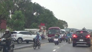 10 Eylül 2025. Chuvanan, Chi Linh, Hai Phong, Vietnam. Öğrenciler bisiklet ve otobüslerle okuldan ayrılıyor.